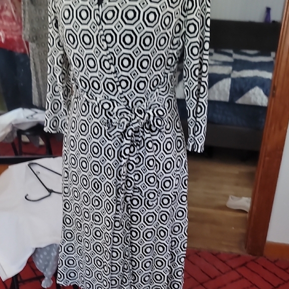 Cynthia Rowley Black and White Wrap Dress with  Long Sleeves - Picture 11 of 11